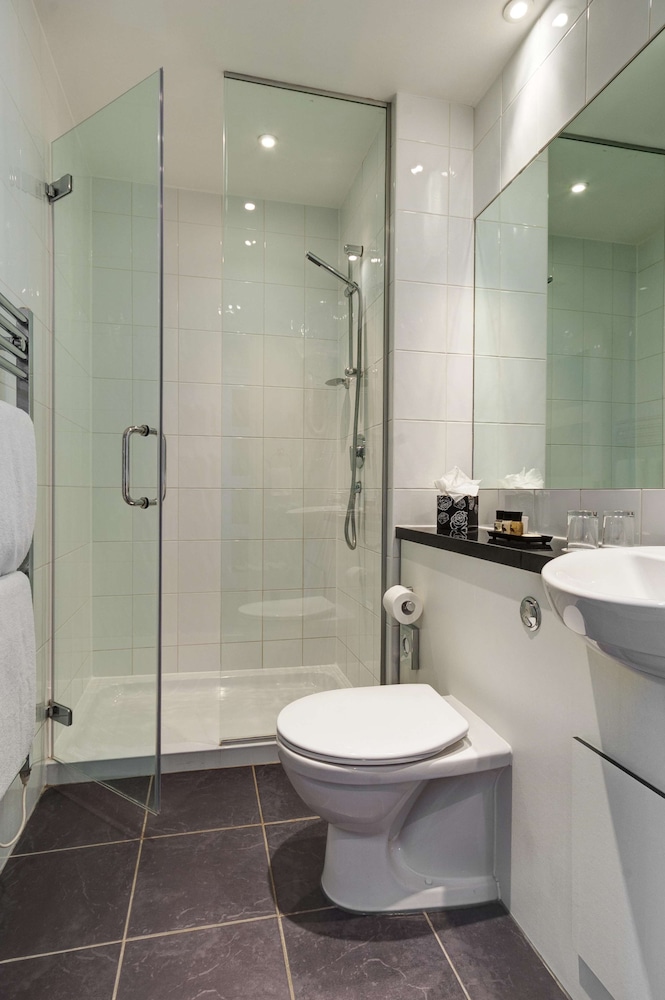 Suite, 1 cama doble del hotel Berjaya Eden Park London. Foto 7