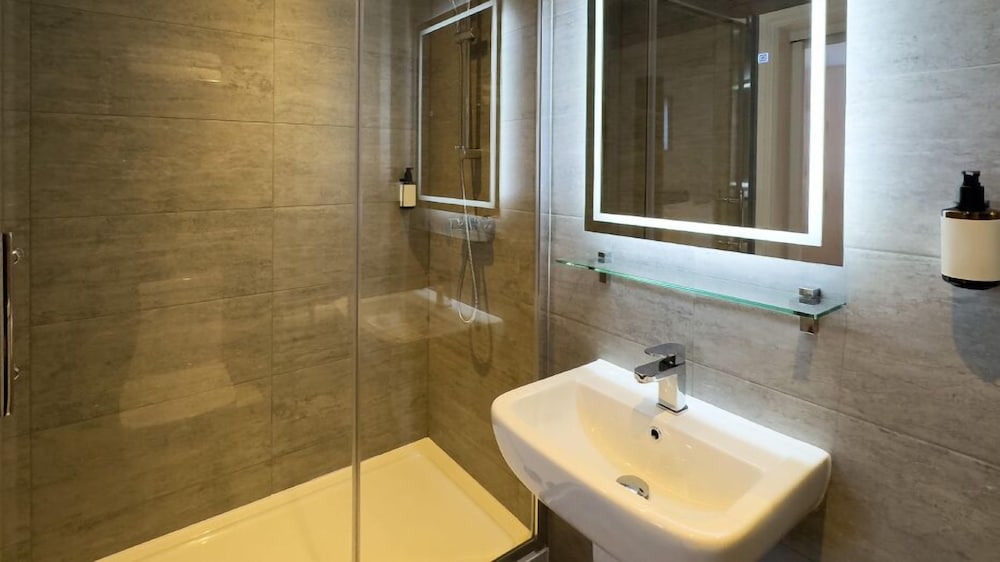 Habitación cuádruple Premier del hotel Berjaya Eden Park London. Foto 3