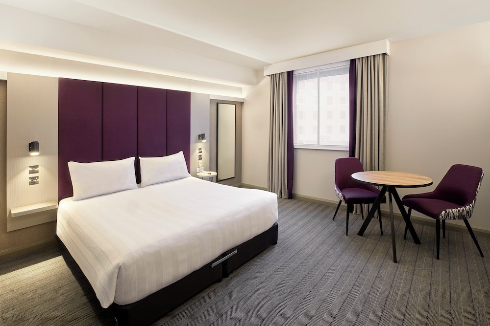 Habitación estándar doble, bañera accesible del hotel Premier Inn London Hampstead. Foto 6