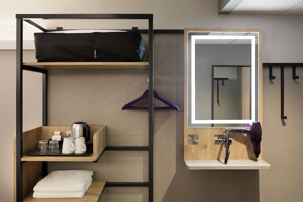Habitación cuádruple familiar del hotel Premier Inn London Hampstead. Foto 7