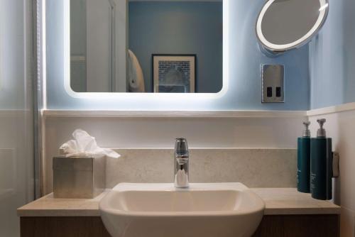 Habitación Doble del hotel Doubletree By Hilton London Angel Kings Cross. Foto 5