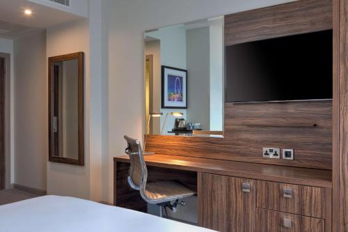 Habitación con cama extragrande del hotel Doubletree By Hilton London Angel Kings Cross