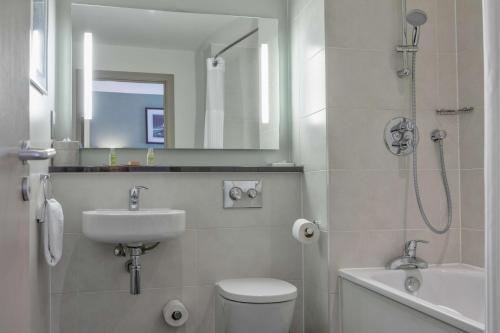 Habitación Doble Deluxe con cama individual supletoria del hotel Doubletree By Hilton London Angel Kings Cross. Foto 1