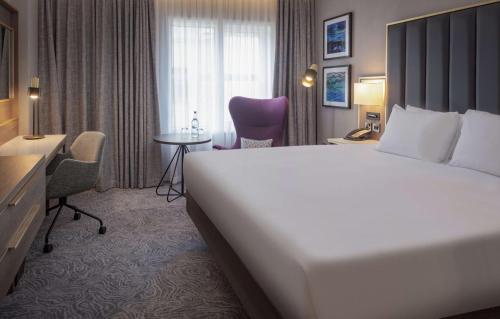 Habitación Executive con acceso al salón y cama extragrande del hotel Doubletree By Hilton London Angel Kings Cross