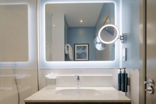 Habitación Executive con acceso al salón y cama extragrande del hotel Doubletree By Hilton London Angel Kings Cross. Foto 1