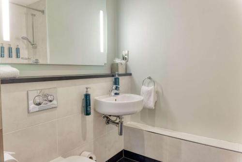 Habitación con cama grande del hotel Doubletree By Hilton London Angel Kings Cross. Foto 2