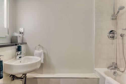 Habitación con cama grande del hotel Doubletree By Hilton London Angel Kings Cross. Foto 8