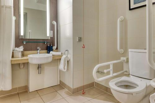 Habitación adaptada para personas de movilidad reducida - 1 cama grande del hotel Doubletree By Hilton London Angel Kings Cross. Foto 6