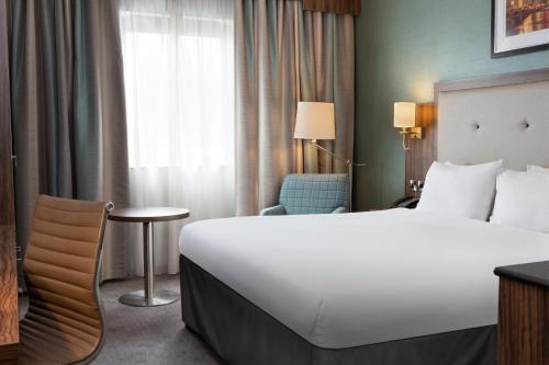 Habitación Superior - 1 cama grande del hotel Doubletree By Hilton London Angel Kings Cross. Foto 11