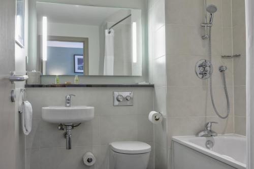 Habitación Deluxe con 2 camas grandes del hotel Doubletree By Hilton London Angel Kings Cross. Foto 8