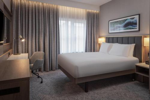 Habitación Deluxe con cama extragrande del hotel Doubletree By Hilton London Angel Kings Cross. Foto 7