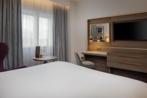 Habitación Executive con acceso al salón y cama extragrande del hotel Doubletree By Hilton London Angel Kings Cross. Foto 10