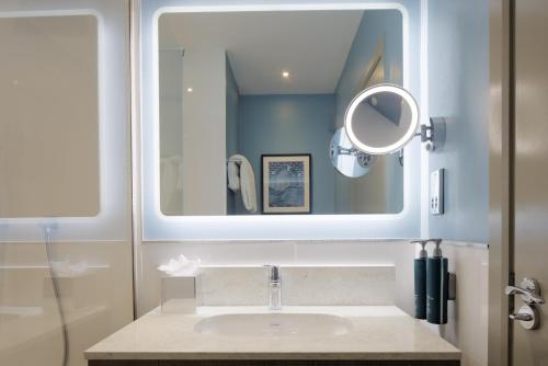 Habitación Executive con acceso al salón y cama extragrande del hotel Doubletree By Hilton London Angel Kings Cross. Foto 11