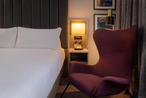 Habitación Executive con acceso al salón y cama extragrande del hotel Doubletree By Hilton London Angel Kings Cross. Foto 13