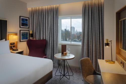 Habitación Executive con acceso al salón y cama extragrande del hotel Doubletree By Hilton London Angel Kings Cross. Foto 14