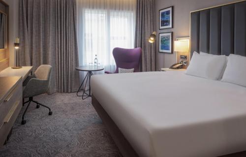 Habitación Executive con acceso al salón y cama extragrande del hotel Doubletree By Hilton London Angel Kings Cross. Foto 15