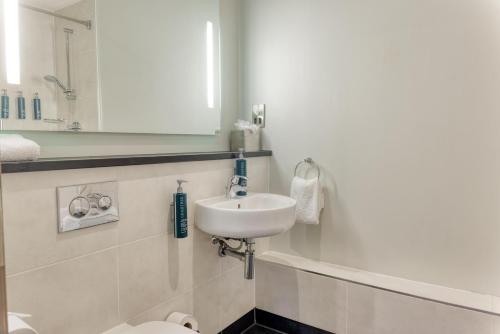 Habitación con cama grande del hotel Doubletree By Hilton London Angel Kings Cross. Foto 11