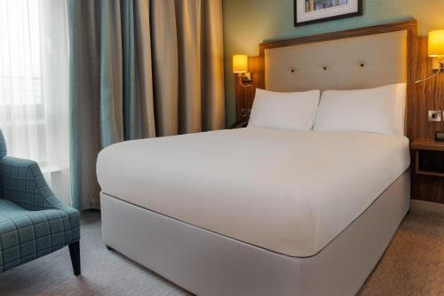Habitación con cama grande del hotel Doubletree By Hilton London Angel Kings Cross. Foto 12