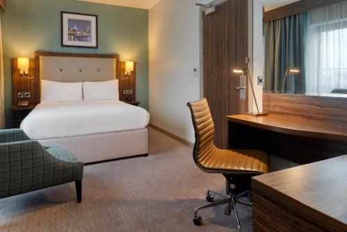 Habitación con cama grande del hotel Doubletree By Hilton London Angel Kings Cross. Foto 13