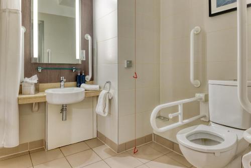 Habitación adaptada para personas de movilidad reducida - 1 cama grande del hotel Doubletree By Hilton London Angel Kings Cross. Foto 8