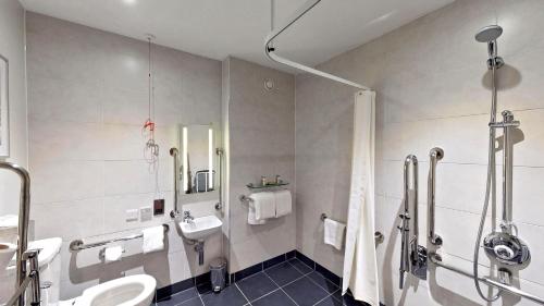 Habitación adaptada para personas de movilidad reducida - 1 cama grande del hotel Doubletree By Hilton London Angel Kings Cross. Foto 11