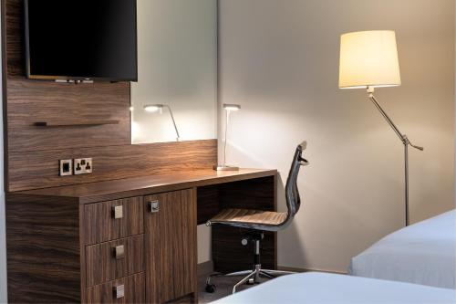 Habitación Doble con cama individual del hotel Doubletree By Hilton London Angel Kings Cross. Foto 4