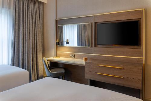 Habitación Superior con 1 cama doble y 1 cama individual del hotel Doubletree By Hilton London Angel Kings Cross. Foto 5