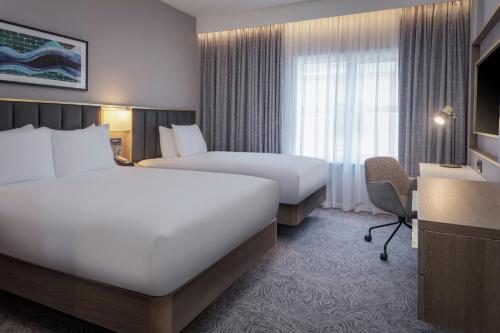 Habitación Doble Deluxe con cama individual supletoria del hotel Doubletree By Hilton London Angel Kings Cross. Foto 10