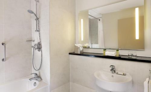Habitación Doble Deluxe con cama individual supletoria del hotel Doubletree By Hilton London Angel Kings Cross. Foto 11