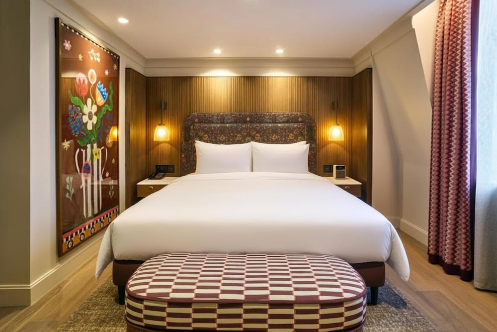 Habitación Deluxe, 1 cama de matrimonio grande del hotel Radisson Blu , London Mercer Street. Foto 1
