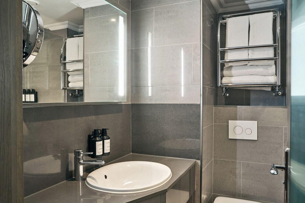 Habitación Deluxe, 1 cama de matrimonio grande del hotel Radisson Blu , London Mercer Street. Foto 6