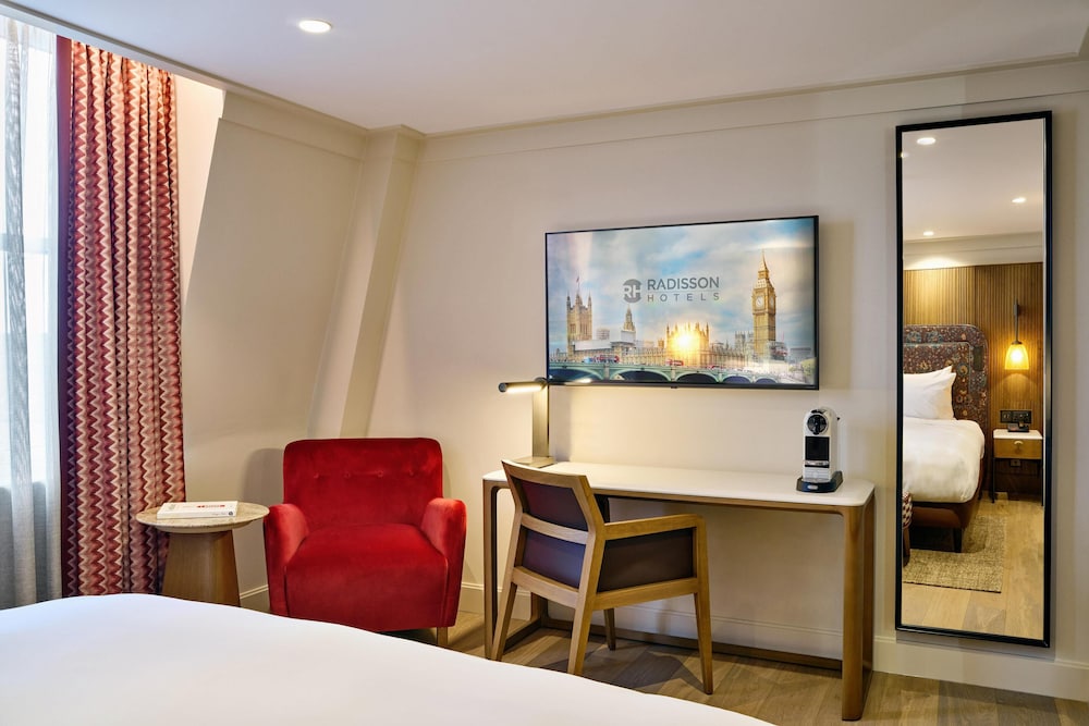 Habitación Deluxe, 1 cama de matrimonio grande del hotel Radisson Blu , London Mercer Street. Foto 4