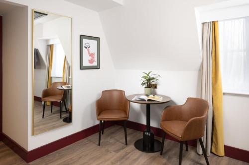 Habitación Doble Grand con vistas a Welbeck Street - 2 camas dobles del hotel The Welbeck. Foto 3