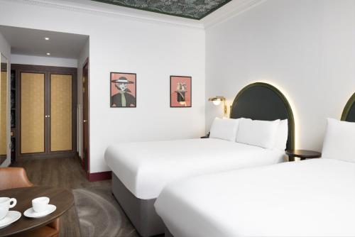 Habitación Doble Grand con vistas a Welbeck Street - 2 camas dobles del hotel The Welbeck. Foto 4
