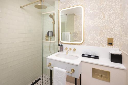 Habitación con cama extragrande y sofá cama del hotel The Welbeck. Foto 3