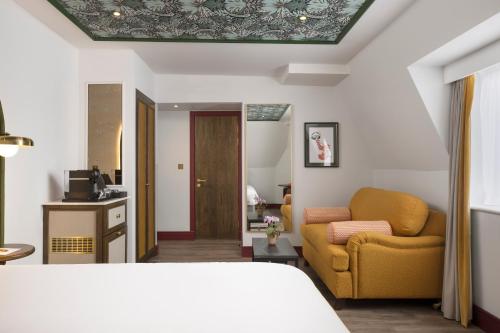 Habitación con cama extragrande y sofá cama del hotel The Welbeck. Foto 4