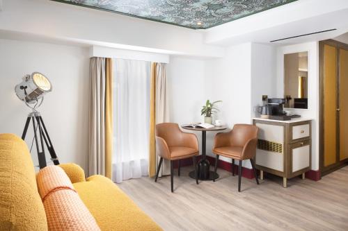 Suite de 1 dormitorio con sofá cama del hotel The Welbeck. Foto 3