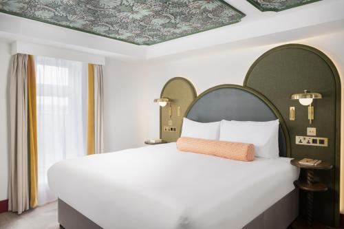 Suite de 1 dormitorio con sofá cama del hotel The Welbeck. Foto 4