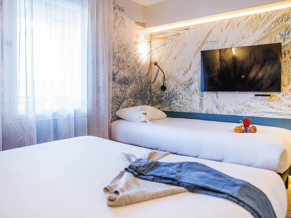 Habitación estándar con una cama doble y una cama individual del hotel Ibis Styles Antibes