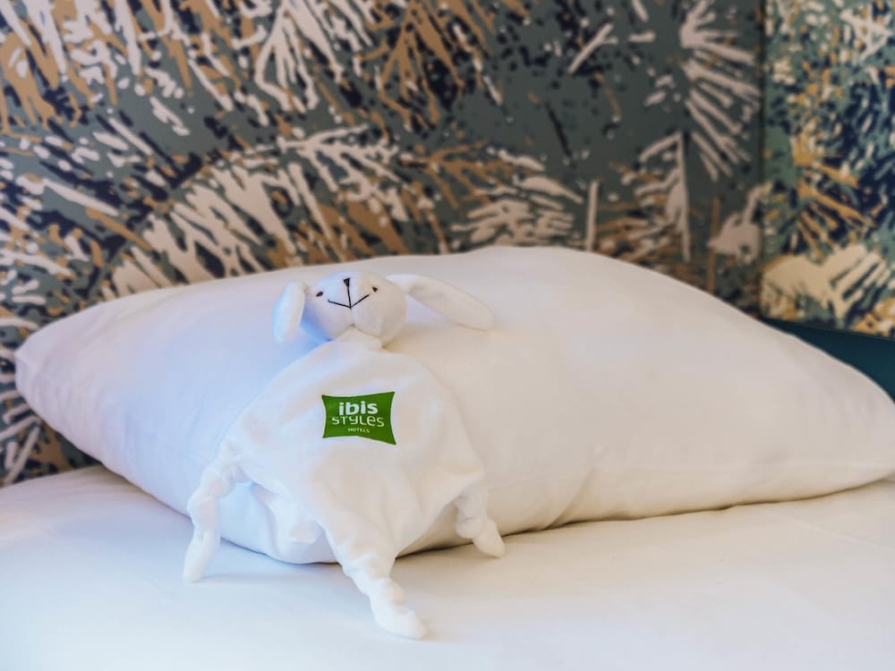 Habitación estándar con una cama doble y una cama individual del hotel Ibis Styles Antibes. Foto 1