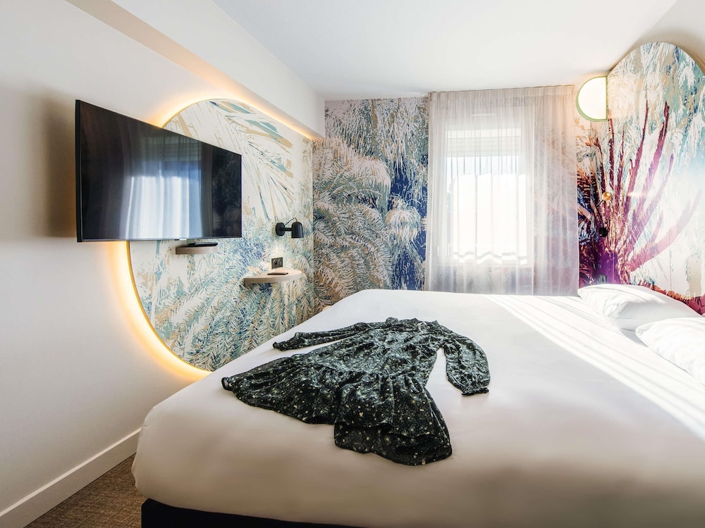 Habitación estándar con una cama doble y camas gemelas del hotel Ibis Styles Antibes