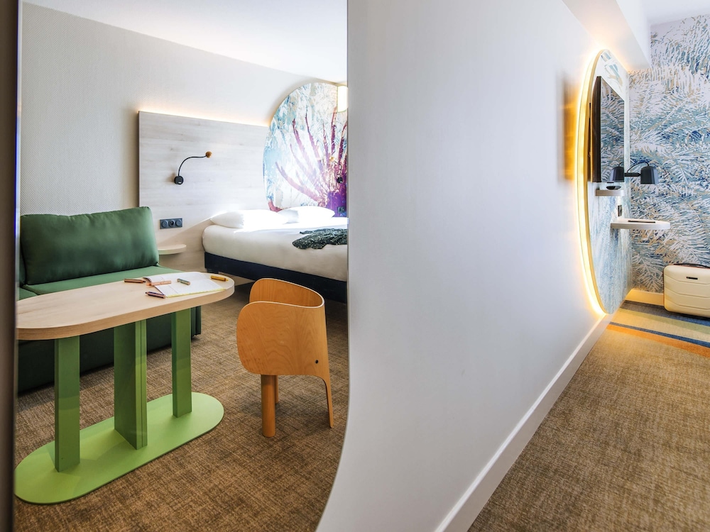 Habitación estándar con una cama doble y camas gemelas del hotel Ibis Styles Antibes. Foto 1