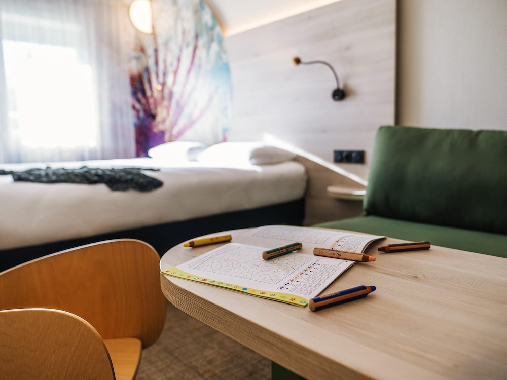 Habitación estándar con una cama doble y camas gemelas del hotel Ibis Styles Antibes. Foto 2