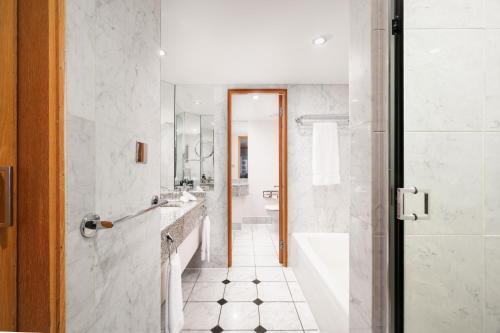 Suite Chelsea con balcón del hotel The Chelsea Harbour and Spa. Foto 9