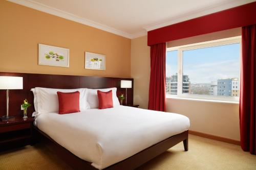 Suite Chelsea con cama grande del hotel The Chelsea Harbour and Spa. Foto 2