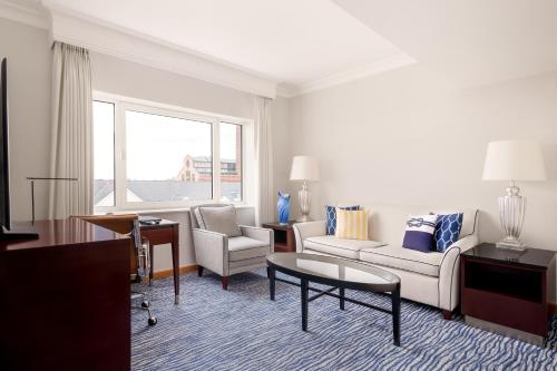 Suite Chelsea con cama grande del hotel The Chelsea Harbour and Spa. Foto 3