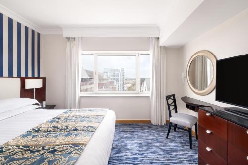 Suite Chelsea con cama grande del hotel The Chelsea Harbour and Spa. Foto 6