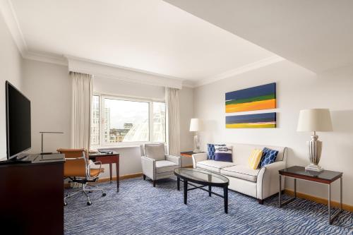 Suite Chelsea con cama grande del hotel The Chelsea Harbour and Spa. Foto 10