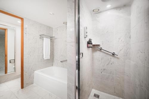 Suite Chelsea con cama grande del hotel The Chelsea Harbour and Spa. Foto 12