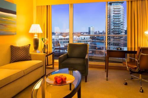 Suite Río con cama extragrande del hotel The Chelsea Harbour and Spa. Foto 1